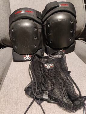 Triple Eight Capped Knee Pads Size Small Skateboarding